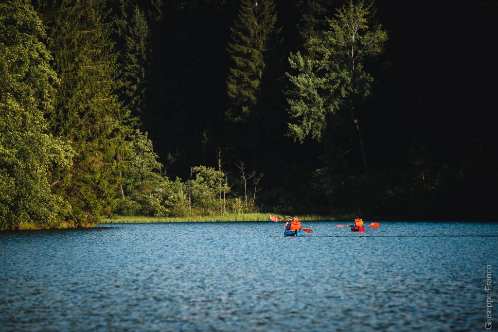 People canoeing on Altenau lake in Harz.